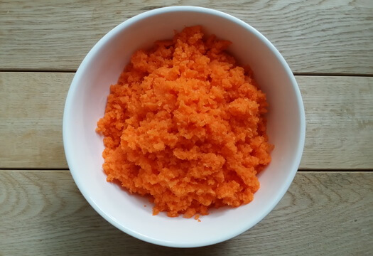 Измельченная морковь для морковного пирога с грецкими орехами