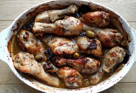 Куриные голени с оливками и черносливом после запекания в духовке