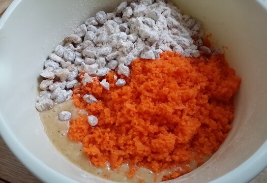 Делаем тесто для морковного пирога с грецкими орехами