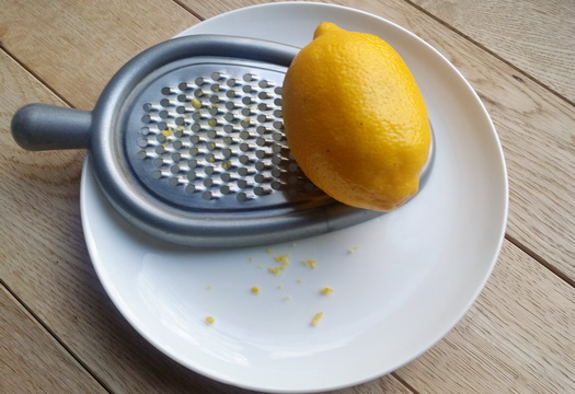 Снять цедру с лимона поможет терка