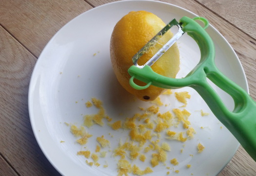 Срезать цедру лимона поможет овощечистка