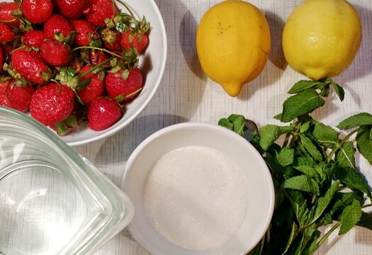 Ингредиенты для лимонада с клубникой и мятой