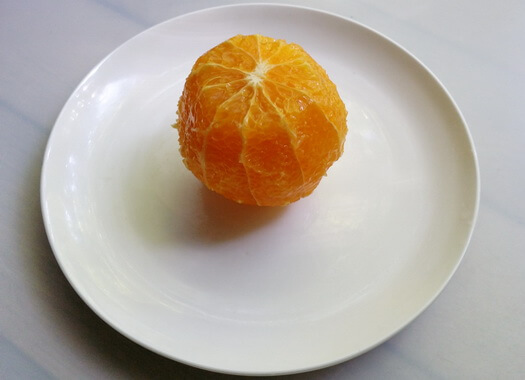 Очистите апельсин от кожуры