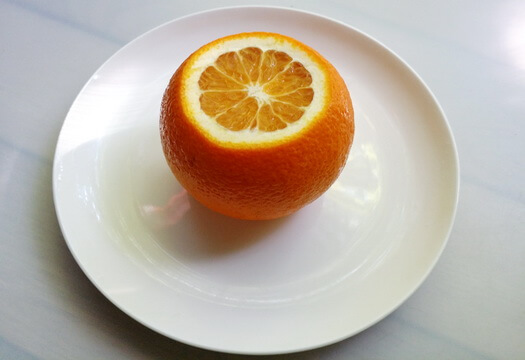 Срежьте верх и низ у апельсинов