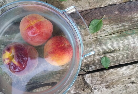 Положите персики в очень холодную воду