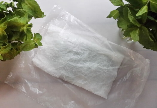 Положите бумажное полотенце с мятой в полиэтиленовый пакет
