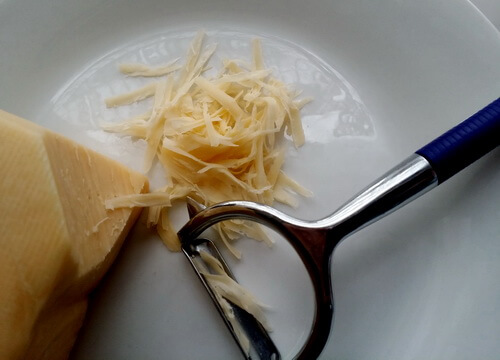 Как натереть сыр овощерезкой