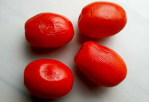 Свежие помидоры после вакуумации в пакете