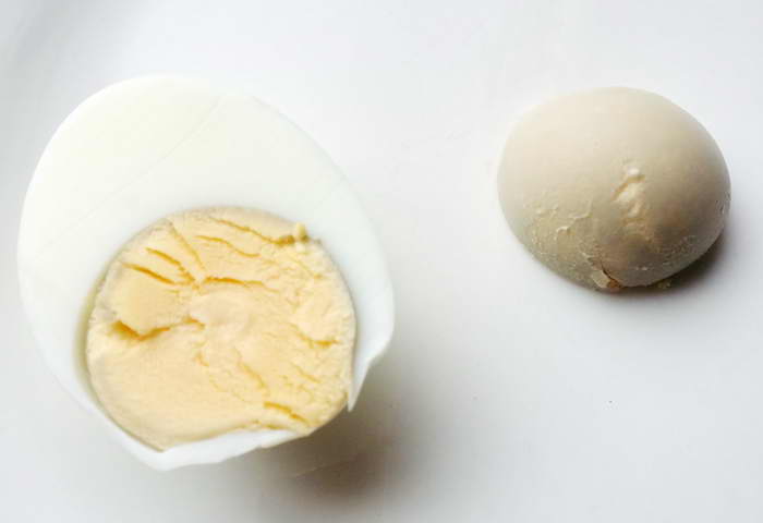 Почему в вареном яйце серый желток